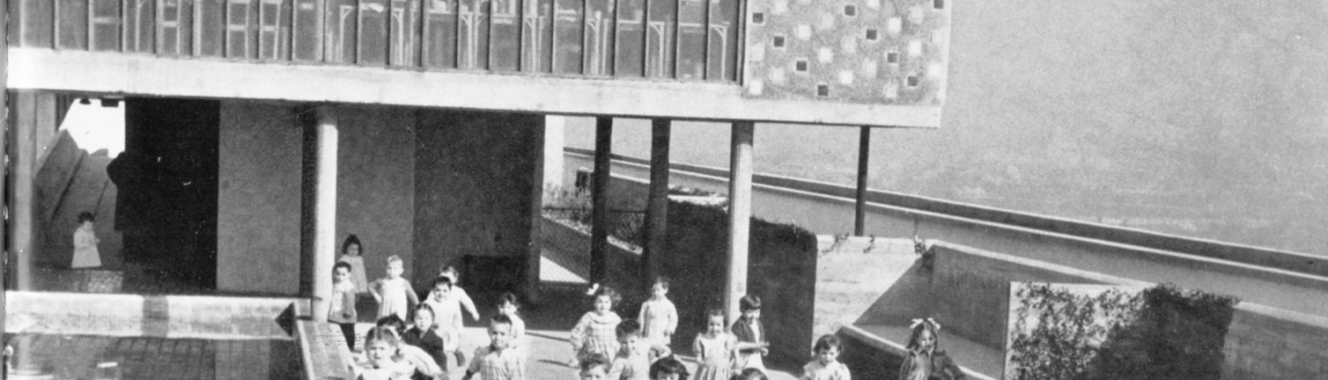 Les enfants de l'école maternelle de l'Unité d'Habitation de Marseille © Louis Sciarli - Archives municipales de Marseille 47 Fi 534 © FLC - ADAGP
