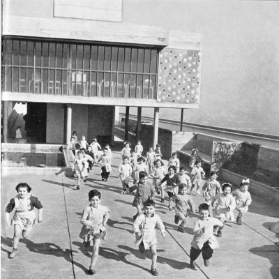 Les enfants de l'école maternelle de l'Unité d'Habitation de Marseille © Louis Sciarli - Archives municipales de Marseille 47 Fi 534 © FLC - ADAGP