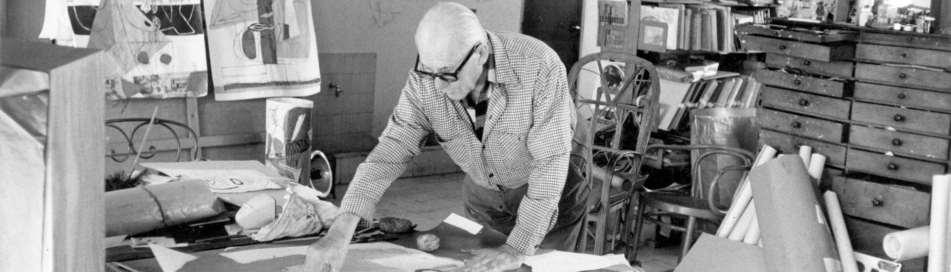 Le Corbusier dans son appartement-atelier © FLC ADAGP