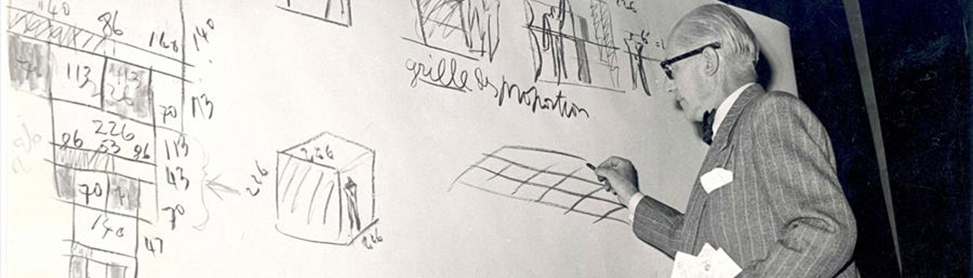 Le Corbusier expliquant les proportions du Modulor lors de la conférence de la IXe Triennale de Milan, 1951 Photo - Publifoto © FLC/ADAGP