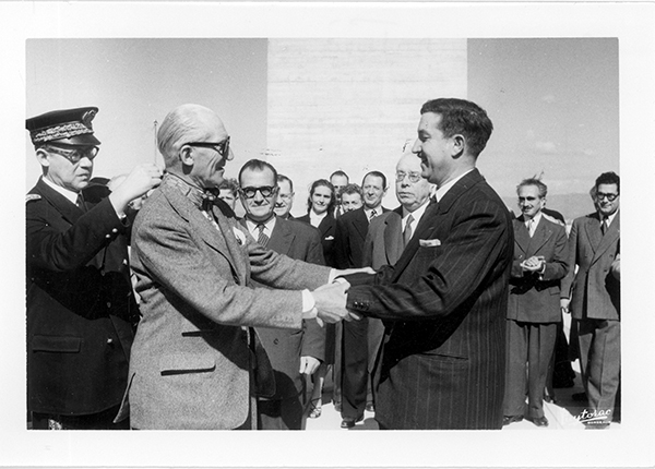 Le Corbusier recevant la légion d'honneur © FLC / ADAGP