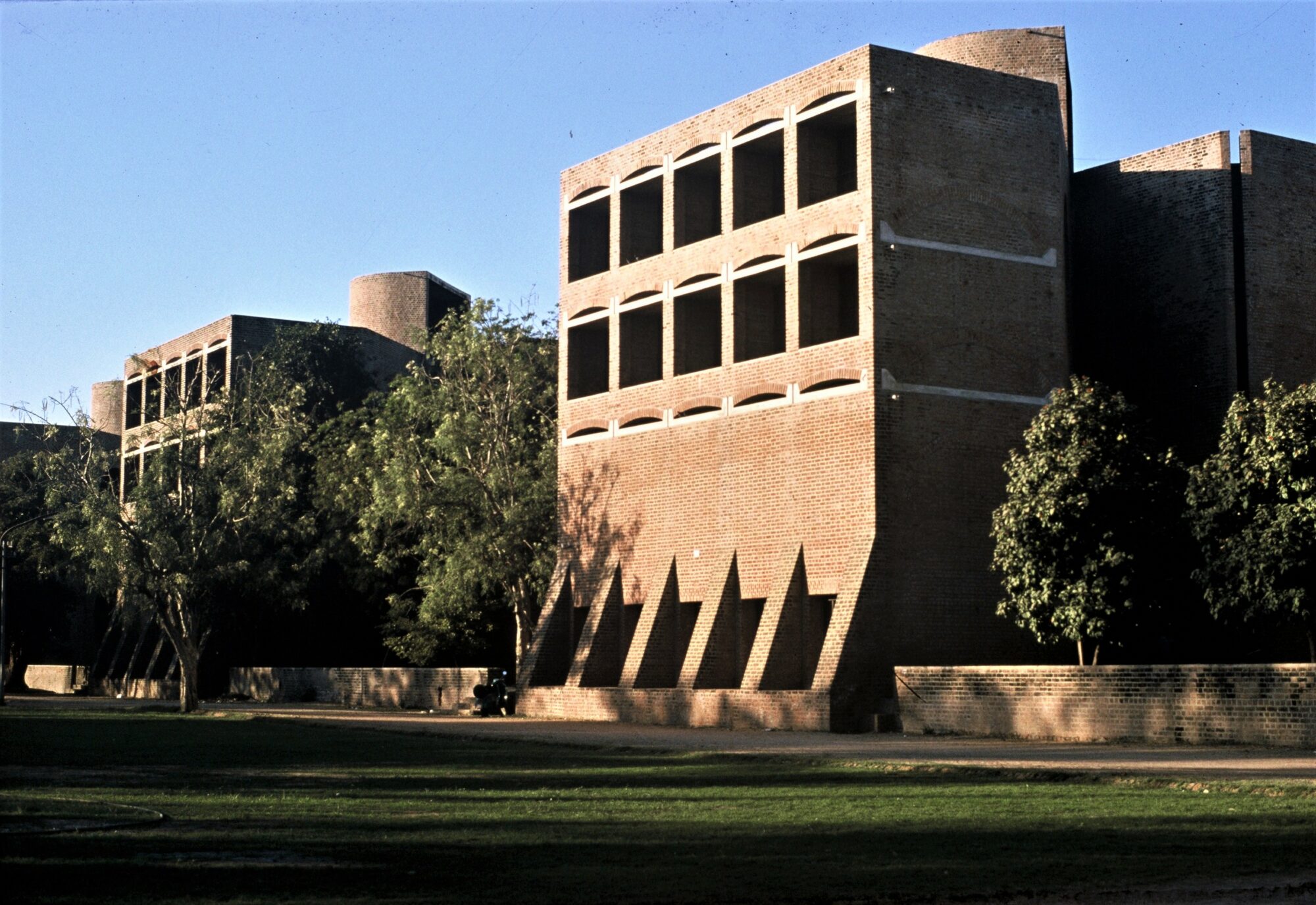 Institut de Management d'Ahmedabad © William JR Curtis, 1985