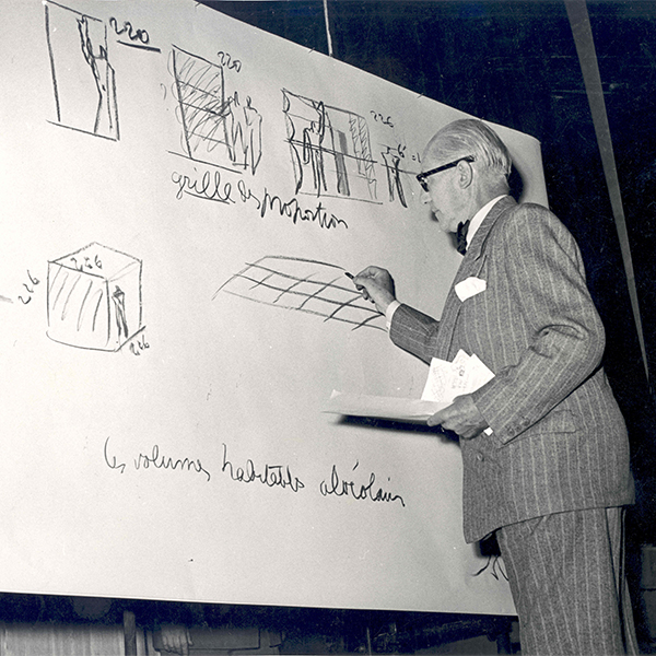 Le Corbusier expliquant les proportions du Modulor lors de la conférence de la IXe Triennale de Milan, 1951 Photo - Publifoto © FLC/ADAGP