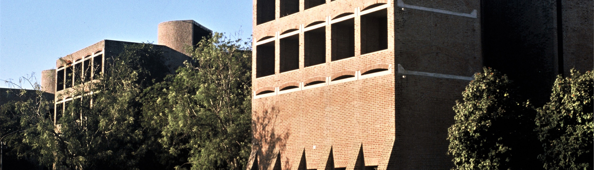 Institut de Management d'Ahmedabad © William JR Curtis, 1985