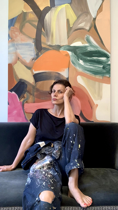 Portrait de Liliane Tomasko devant l'une de ses œuvres.