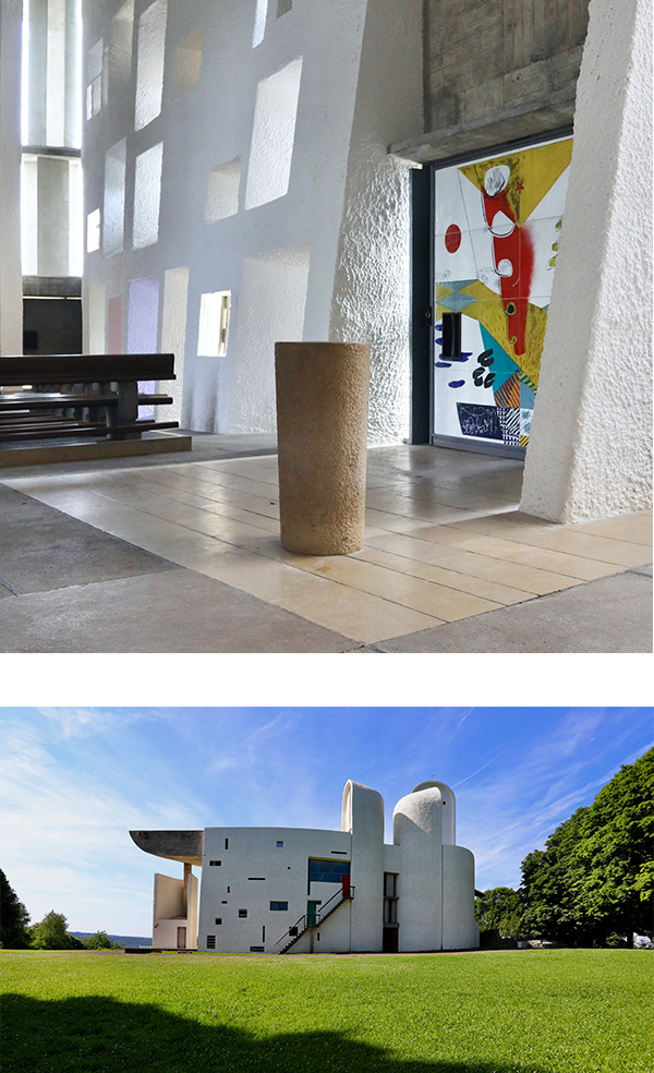 Chapelle Notre-Dame du Haut. La première photo montre l'intérieur de la chapelle de Le Corbusier avec la porte émaillée et la seconde photo montre la façade avec les équipements pour les messes extérieures © AONDH / ADAGP / René Claudel