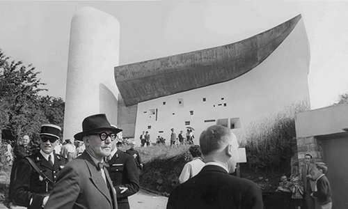 Le Corbusier à l'inauguration de la chapelle Notre-Dame du Haut à Ronchamp © AONDH / ADAGP