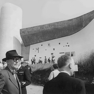 Le Corbusier à l'inauguration de la chapelle Notre-Dame du Haut à Ronchamp © AONDH / ADAGP