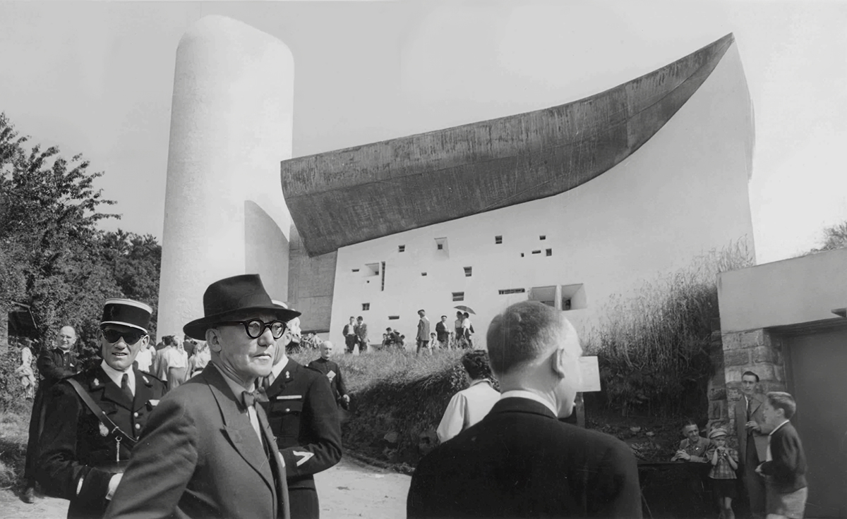 Le Corbusier lors de l'inauguration de la chapelle Notre-Dame du Haut à Ronchamp le 17 juin 1955 © AONDH / ADAGP