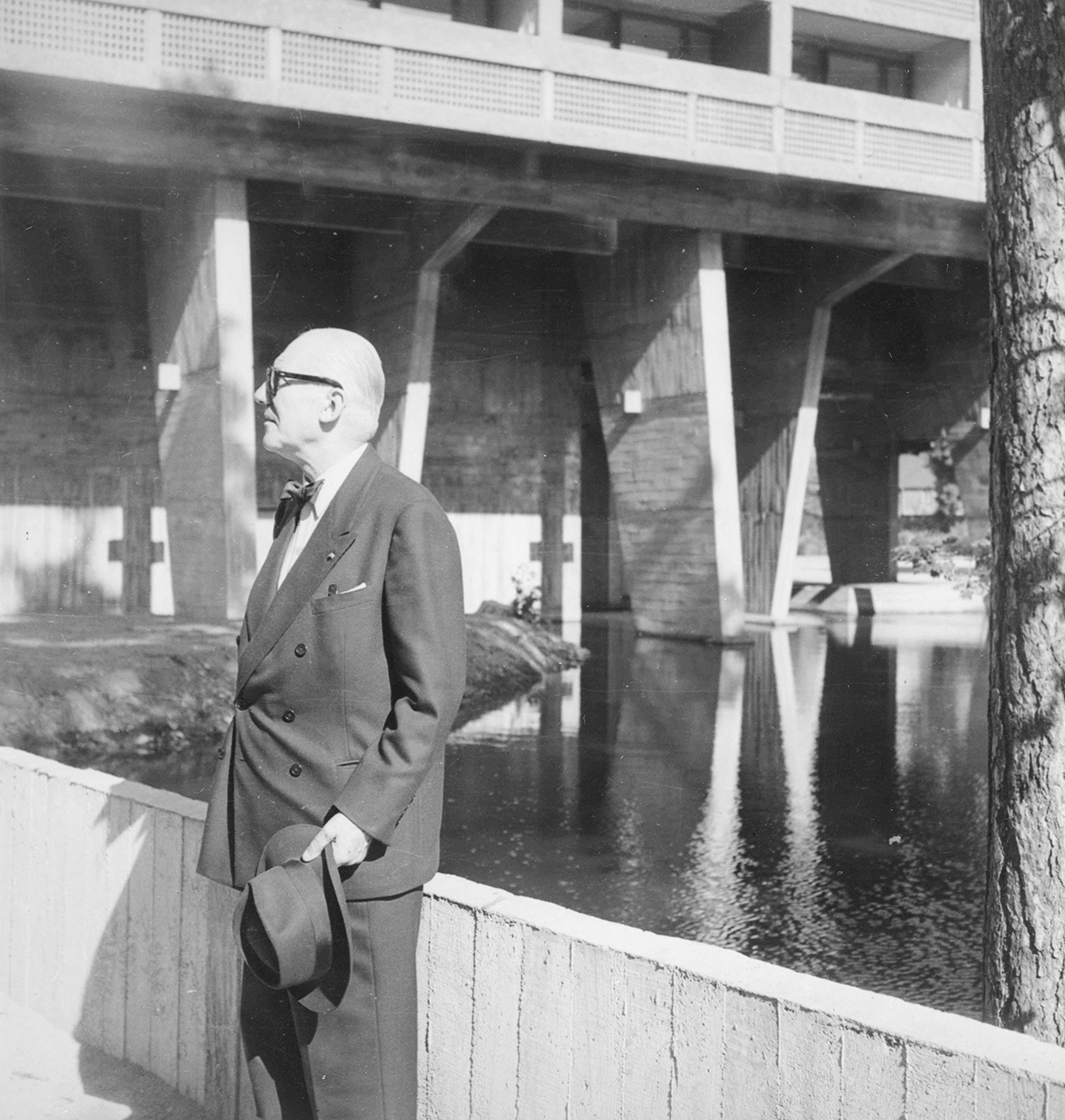 Le Corbusier devant la Maison Radieuse de Rezé © FLC / ADAGP