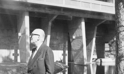 Le Corbusier devant la Maison Radieuse de Rezé © FLC / ADAGP