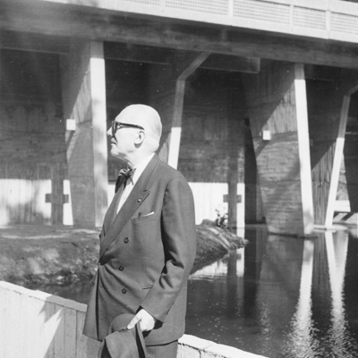 Le Corbusier devant la Maison Radieuse de Rezé © FLC / ADAGP