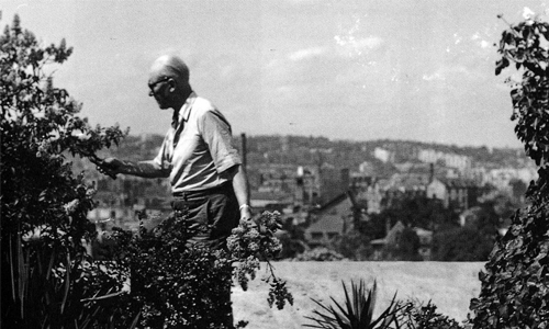 Le Corbusier jardinant sur le toit-terrasse de son appartement-atelier, 24 rue Nungesser et Coli à Paris, en 1952 © FLC / ADAGP / Lucien Hervé