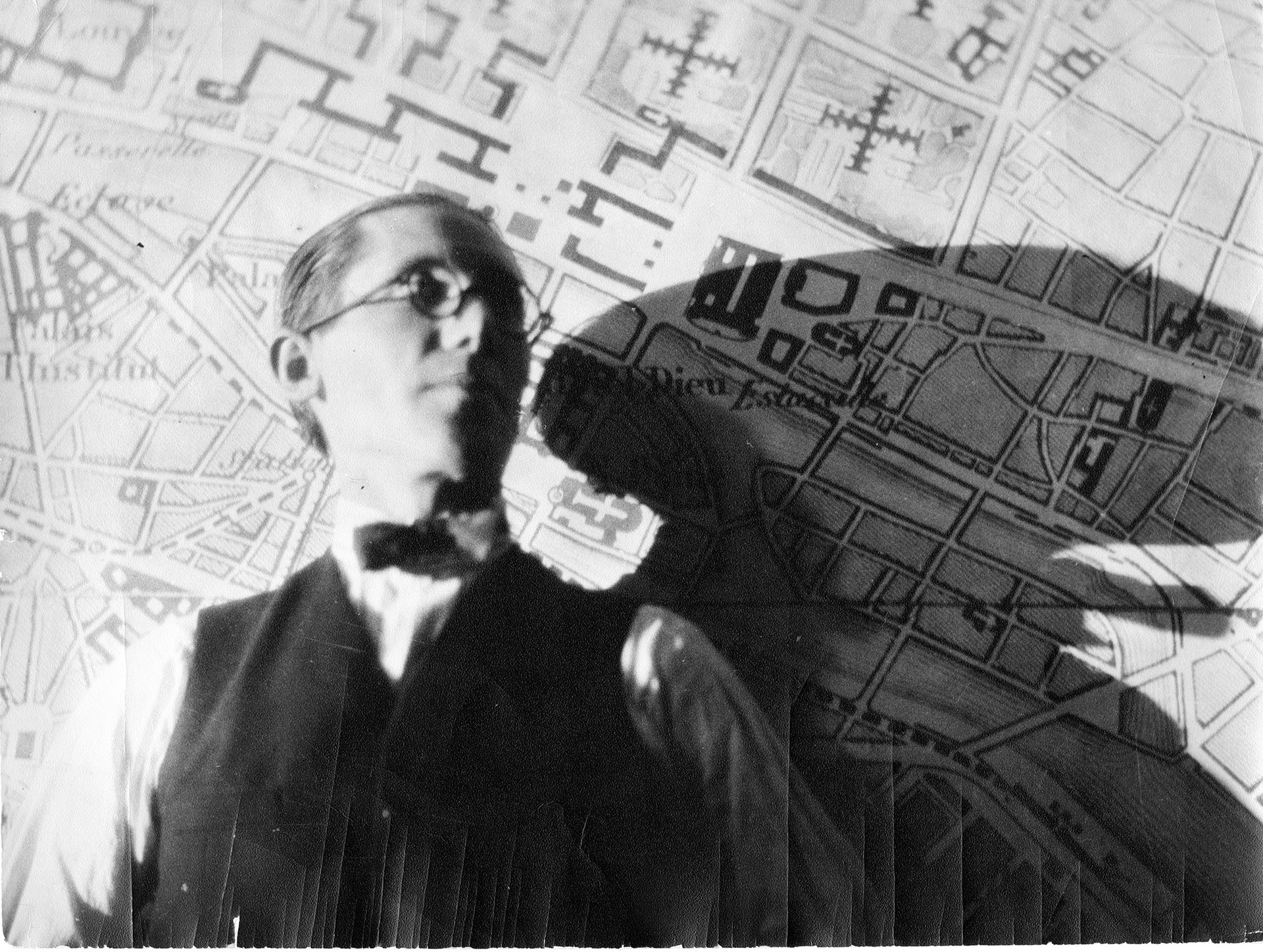 Le Corbusier devant le plan Voisin, circa 1925 © FLC / ADAGP / Kenjy Imai